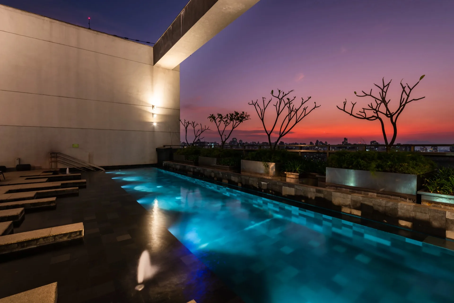 Piscina do Setin República no andar 25 com vista para São Paulo