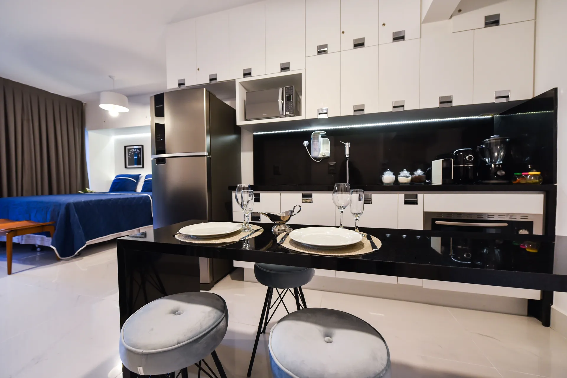 Sala de estar ampla do Apartamento 112 Rosemari no Setin República com sofá, TV e varanda