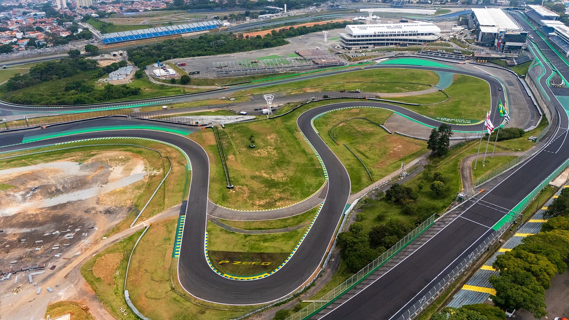 Vista aérea do Autódromo José Carlos Pace, o circuito de Interlagos, em São Paulo