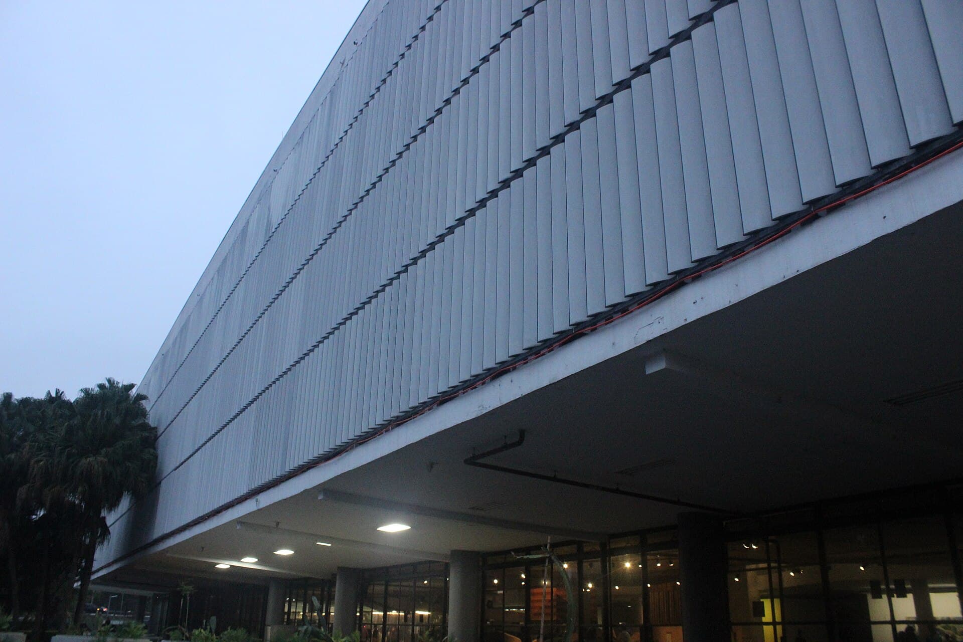 Fachada do Pavilhão Ciccillo Matarazzo, sede da Bienal de São Paulo, no Parque Ibirapuera