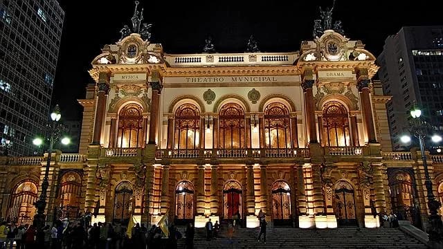 Fachada do Theatro Municipal de São Paulo iluminada durante o dia